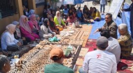 Dalam suasana panas terik siang hari, Dede Yusuf tampak asyik duduk menggelar tikar bareng warga Parahyangan Kencana (Parken) Rw. 04 Desa Nanjung Kecamatan Cangkuang Kabupaten Bandung dalam acara peresmian jalan hasil padat karya warga.  Sabtu (2/12/2023).