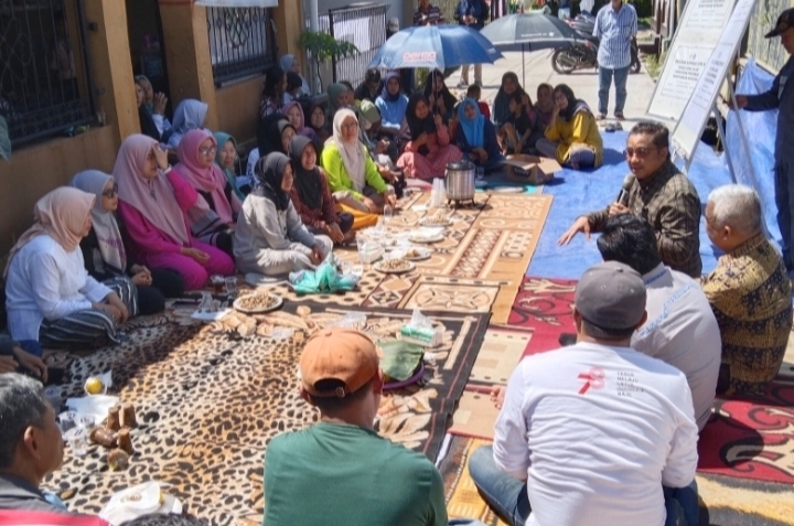 Dalam suasana panas terik siang hari, Dede Yusuf tampak asyik duduk menggelar tikar bareng warga Parahyangan Kencana (Parken) Rw. 04 Desa Nanjung Kecamatan Cangkuang Kabupaten Bandung dalam acara peresmian jalan hasil padat karya warga.  Sabtu (2/12/2023).