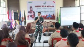 Kolonel Kav. Tjetjep Darmawan dari Pusdiklat Bela Negara Kementrian Pertahanan RI memberikan materi dalam Kemah Bela Negara untuk 100 anggota pramuka Kawarcab Kab.Bandung.