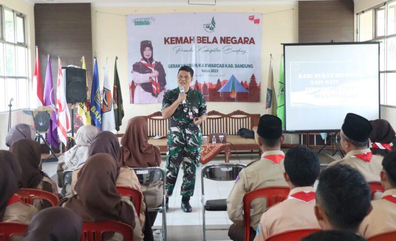 Kolonel Kav. Tjetjep Darmawan dari Pusdiklat Bela Negara Kementrian Pertahanan RI memberikan materi dalam Kemah Bela Negara untuk 100 anggota pramuka Kawarcab Kab.Bandung.