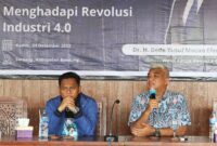 Saeful Bachri. SH., M.AP (kanan) bersama Dr. M.A Hailuki. M.Si pada acara seminar Pemuda Kretaif Dalam Menghadapi Revolusi Industri 4.0. Sireang, Kamis (21/12/2023).