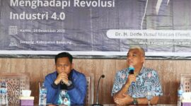 Saeful Bachri. SH., M.AP (kanan) bersama Dr. M.A Hailuki. M.Si pada acara seminar Pemuda Kretaif Dalam Menghadapi Revolusi Industri 4.0. Sireang, Kamis (21/12/2023).