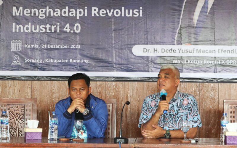 Saeful Bachri. SH., M.AP (kanan) bersama Dr. M.A Hailuki. M.Si pada acara seminar Pemuda Kretaif Dalam Menghadapi Revolusi Industri 4.0. Sireang, Kamis (21/12/2023).