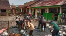 Pramuka Peduli Kwarcab Kabupaten Bandung berjibaku bersama relawan lain memebersihkan lumpur di SDN 01 Baturengat dan permukiman di Kampung Blok Hawu, Desa Cigondewah Hilir, Kecamatan Margaasih, akibat terendam banjir, Rabu (6/12/2023).