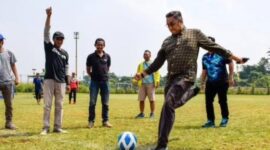 Wakil Ketua Komisi X Dede Yusuf Macan melakukan Kick Off pada pembukaan membuka kompetisi sepak bola usia dini Macan Cup di Soreang, Minggu (24/12/2023)