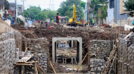 Pemerintah Kota (Pemkot) Bandung kembali mempersiapkan kolam retensi di kawasan Komplek Margahayu Raya. Kolam retensi ini diproyeksikan sebagai upaya pencegahan potensi banjir di kawasan Ciwastra, dan juga Komplek Margahayu Raya.
Jumat, 01 Desember 2023 16:20