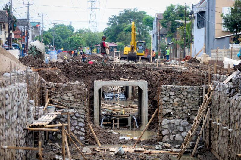 Pemerintah Kota (Pemkot) Bandung kembali mempersiapkan kolam retensi di kawasan Komplek Margahayu Raya. Kolam retensi ini diproyeksikan sebagai upaya pencegahan potensi banjir di kawasan Ciwastra, dan juga Komplek Margahayu Raya.
Jumat, 01 Desember 2023 16:20