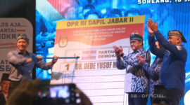 Ketua Umum Partai Demokrat, AHY (kiri) bersama Dede Yusuf dan Ketua DPD Demokrat Kabupaten Bandung, Saeful Bachri saat hadir pada kampanye tertutup di Kabupaten Bandung, Rabu 10 Januari 2024.
