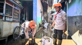 Kwarcab Kabupatem Bandung menurunkan 15 orang anggota satlak BP 0904 terdiri 
3 orang pamong
2 orang pandega
10 orang penegak untuk membantu masyarakat pasca banjir bandang di Dayeuhkolot. Sabtu (13/01/2024) foto istimewa