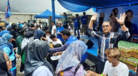 Dede Yusuf Macan berdiri diantara emak - emak yang rela antre untuk dapatkan Minyak Goreng Murah pada Bazar Minyak Goreng Murah Partai Demokrat