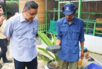 Toni Permana didepan wakil ketua komisi X Dr Dede Yusuf Macan memperlihatkan paving block buatanya yang terbuat dari limbah plastik. Padalarang, Kamis (4/1/2024)