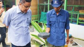 Toni Permana didepan wakil ketua komisi X Dr Dede Yusuf Macan memperlihatkan paving block buatanya yang terbuat dari limbah plastik. Padalarang, Kamis (4/1/2024)