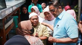 Dede Yusuf Macan Effendi ketika jajan bakso saat melakukan sapa warga di Kabupaten Bandung, Jawa Barat, Minggu (7/1/2024). Dalam setiap kali kunjungannya, baik di Kabupaten Bandung maupun Bandung Barat, Dede Yusuf kerap jajan di pedagang keliling dan jajanan pelaku UMKM. Foto: YG/IBN