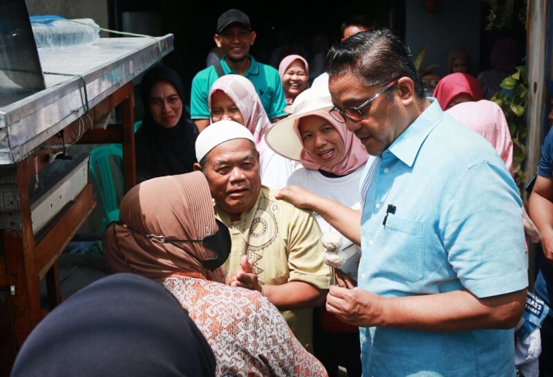 Dede Yusuf Macan Effendi ketika jajan bakso saat melakukan sapa warga di Kabupaten Bandung, Jawa Barat, Minggu (7/1/2024). Dalam setiap kali kunjungannya, baik di Kabupaten Bandung maupun Bandung Barat, Dede Yusuf kerap jajan di pedagang keliling dan jajanan pelaku UMKM. Foto: YG/IBN