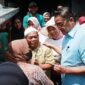 Dede Yusuf Macan Effendi ketika jajan bakso saat melakukan sapa warga di Kabupaten Bandung, Jawa Barat, Minggu (7/1/2024). Dalam setiap kali kunjungannya, baik di Kabupaten Bandung maupun Bandung Barat, Dede Yusuf kerap jajan di pedagang keliling dan jajanan pelaku UMKM. Foto: YG/IBN