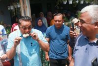 Ketua DPC Partai Demokrat Kabupaten Bandung Saeful Bachri  jajan bakso bareng Dede Yusuf Macan saat melakukan sapa warga di Pameutingan Kecamatan Pameungpeuk Kabupaten Bandung, Jawa Barat, Minggu (7/1/2024).