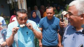 Ketua DPC Partai Demokrat Kabupaten Bandung Saeful Bachri  jajan bakso bareng Dede Yusuf Macan saat melakukan sapa warga di Pameutingan Kecamatan Pameungpeuk Kabupaten Bandung, Jawa Barat, Minggu (7/1/2024).