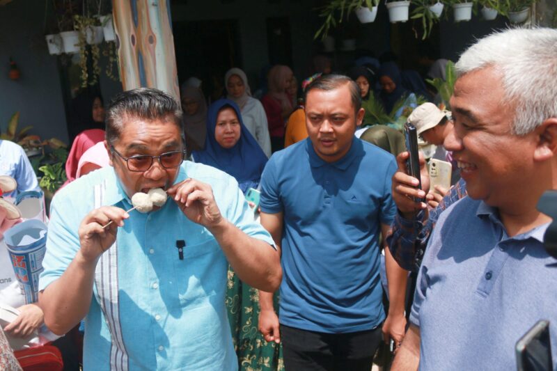 Ketua DPC Partai Demokrat Kabupaten Bandung Saeful Bachri  jajan bakso bareng Dede Yusuf Macan saat melakukan sapa warga di Pameutingan Kecamatan Pameungpeuk Kabupaten Bandung, Jawa Barat, Minggu (7/1/2024).