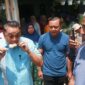 Ketua DPC Partai Demokrat Kabupaten Bandung Saeful Bachri  jajan bakso bareng Dede Yusuf Macan saat melakukan sapa warga di Pameutingan Kecamatan Pameungpeuk Kabupaten Bandung, Jawa Barat, Minggu (7/1/2024).