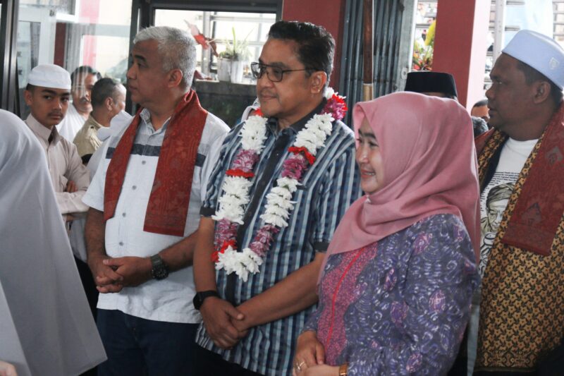 Wakil Ketua Komisi X DPR RI Dede Yusuf Didampingi Kepala SMK Putra Gununghalu Leni Nurlaeni saat melakukan Kunjungan Dapil Di Kabupaten Bandung Barat. Jumat (19/01/2024)