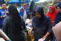 Meski diwarnai turunnya hujan, namun ratusan emak-emak begitu antusias mengikuti bazar murah minyak goreng yang digelar  di Desa Parungserab Soreang, Minggu (21/1/2024).