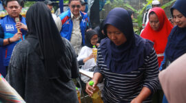 Meski diwarnai turunnya hujan, namun ratusan emak-emak begitu antusias mengikuti bazar murah minyak goreng yang digelar  di Desa Parungserab Soreang, Minggu (21/1/2024).