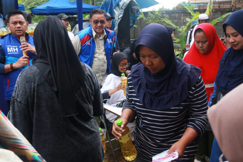 Meski diwarnai turunnya hujan, namun ratusan emak-emak begitu antusias mengikuti bazar murah minyak goreng yang digelar  di Desa Parungserab Soreang, Minggu (21/1/2024).