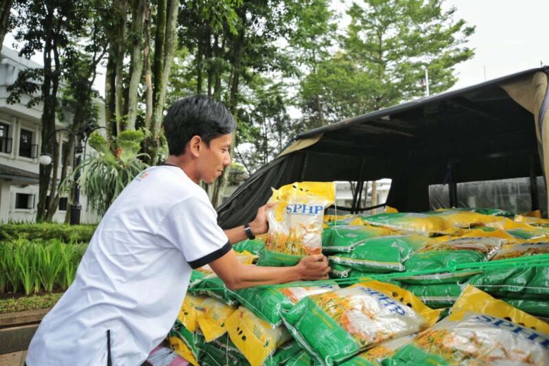 Pemimpin Wilayah Bulog Jawa Barat M. Attar Rizal menjamin stok beras cukup untuk kebutuhan hingga Ramadan dan Idulfitri.