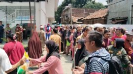 Tingginya antusiasme warga untuk mendapakan beras murah membuat antrean membludak seperti yang terjadi hari ini, Selasa (20/2/2024), di  Kantor Kecamatan Kiaracondong, Kota Bandung. 