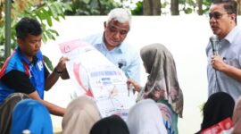 Ketua DPC Demokrat Kabupaten Bandung saat mensosialisasikan cara pencoblosan bersama Dede Yusuf Macan kepada masyarakat dikawasan Kecamatan Banjaran. Kamis (1/02/2023) foto istimewa