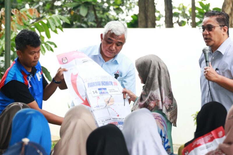 Ketua DPC Demokrat Kabupaten Bandung saat mensosialisasikan cara pencoblosan bersama Dede Yusuf Macan kepada masyarakat dikawasan Kecamatan Banjaran. Kamis (1/02/2023) foto istimewa