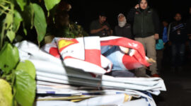 Anggota Bawaslu Lolly Suhenty bersama Bawaslu Jawa Barat, Kota Bandung dan Satuan Polisi Pamong Praja (Satpol PP) melakukan penertiban alat peraga kampanye (APK) pada masa tenang, di Bandung, Jawa Barat, Minggu dinihari (11/2/2024)