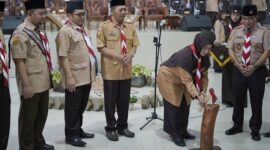 Ketua Kwarcab Kabupaten Badung Hj. Emma Dety Permanawati.S.Pd., M.M melaukan Tancap Kapak sebagai tanda dibukanya Kursus Mahir Dasar (KMD) di Pondok Pesantren Al - Basyariyah, Margaasih. Sabtu (  27/01/2024)