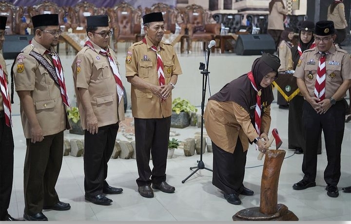 Ketua Kwarcab Kabupaten Badung Hj. Emma Dety Permanawati.S.Pd., M.M melaukan Tancap Kapak sebagai tanda dibukanya Kursus Mahir Dasar (KMD) di Pondok Pesantren Al - Basyariyah, Margaasih. Sabtu (  27/01/2024)