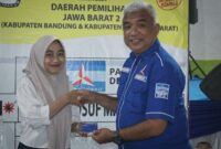 Ketua DPC Demokrat Kabupaten Bandung Saeful Bachri memberikan kartu saksi kepada peserta pelatihan dan bimbingan teknis saksi partai Demokrat Kabupaten Bandung di Pemilu 2024.