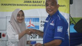 Ketua DPC Demokrat Kabupaten Bandung Saeful Bachri memberikan kartu saksi kepada peserta pelatihan dan bimbingan teknis saksi partai Demokrat Kabupaten Bandung di Pemilu 2024.