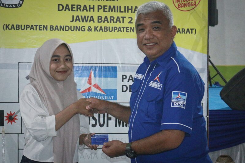 Ketua DPC Demokrat Kabupaten Bandung Saeful Bachri memberikan kartu saksi kepada peserta pelatihan dan bimbingan teknis saksi partai Demokrat Kabupaten Bandung di Pemilu 2024.