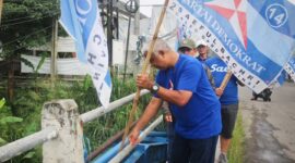 Ketua DPC Demokrat Kabupaten Bandung Saeful Bachri menurunkan Alat Peraga Kampanye (APK) pada hari pertama masa tenang pemilu 2024, minggu (11/2/2024) 