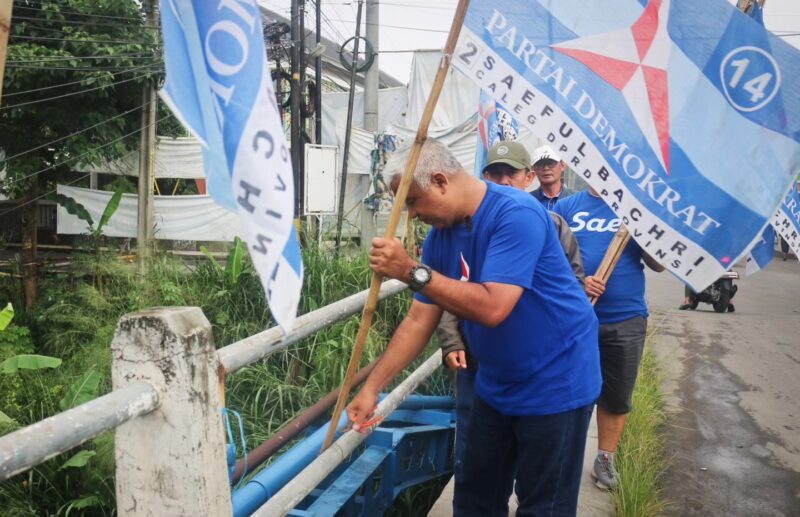 Ketua DPC Demokrat Kabupaten Bandung Saeful Bachri menurunkan Alat Peraga Kampanye (APK) pada hari pertama masa tenang pemilu 2024, minggu (11/2/2024) 