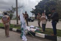 Petugas Bawaslu saat menertibkan APK yang dipasang melanggar melanggar aturan.(foto Didi M RRI)