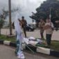 Petugas Bawaslu saat menertibkan APK yang dipasang melanggar melanggar aturan.(foto Didi M RRI)