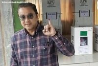 Wakil ketua komisi X DPR RI, Dede Yusuf Macan Effendi menyalurkan hak pilihnya di TPS 11, Desa Pananjung, Kecamatan Cangkuang Kabupaten Bandung, Rabu (14/2) pagi (Foto Adalahkabbandung)