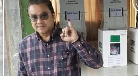 Wakil ketua komisi X DPR RI, Dede Yusuf Macan Effendi menyalurkan hak pilihnya di TPS 11, Desa Pananjung, Kecamatan Cangkuang Kabupaten Bandung, Rabu (14/2) pagi (Foto Adalahkabbandung)