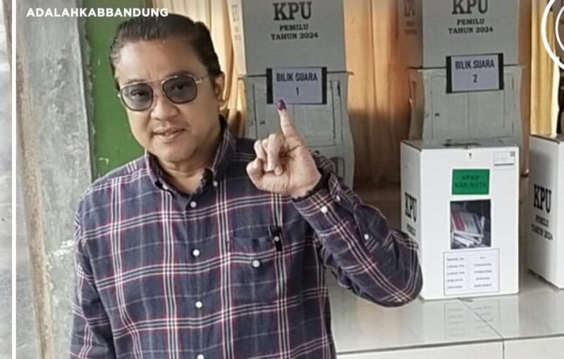 Wakil ketua komisi X DPR RI, Dede Yusuf Macan Effendi menyalurkan hak pilihnya di TPS 11, Desa Pananjung, Kecamatan Cangkuang Kabupaten Bandung, Rabu (14/2) pagi (Foto Adalahkabbandung)