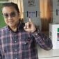 Wakil ketua komisi X DPR RI, Dede Yusuf Macan Effendi menyalurkan hak pilihnya di TPS 11, Desa Pananjung, Kecamatan Cangkuang Kabupaten Bandung, Rabu (14/2) pagi (Foto Adalahkabbandung)