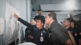 Wakil Ketua Komisi X DPR RI Dede Yusuf Macan Effendi saat memantau rekapitulasi penghitungan suara tingkat kecamatan di Kecamatan Nagreg. Selasa (20/20/2023)