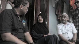 Dede Yusuf Macan bersama Ketua DPC Deokrat Kabupaten Bandung saat menyambingi kediaman almarhum Bapak Ujang anggota Linmas yang meninggal sebagai anggota pengamanan KPPS pada pemilu 14 Februari 2024 di Kp. Gorowek Desa Mekarlaksana Kecamatan Cikancung Kabupaten Bandung