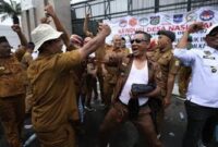 Ratusan Asosiasi Kepala Desa dan Perangkat Desa yang tergabung dalam (APDESI) melakukan demo di depan gedung DPR/MPR RI, Jakarta, Selasa (6/2/2024).