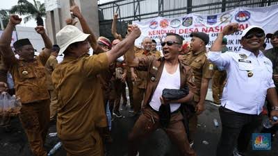 Ratusan Asosiasi Kepala Desa dan Perangkat Desa yang tergabung dalam (APDESI) melakukan demo di depan gedung DPR/MPR RI, Jakarta, Selasa (6/2/2024).