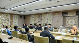 Penjabat Gubernur Jawa Barat Bey Machmudin menerima perwakilan pekerja yang berunjuk rasa di depan kantor DPRD Jabar, Jalan Diponegoro, Kota Bandung, Rabu (20/4/2024).